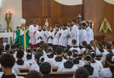 Centenas de acólitos participam de encontro diocesano em Nova Londrina