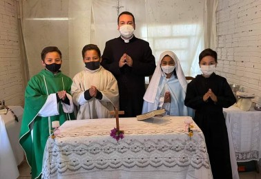 Crianças se vestem como padre e brincam de celebrar a missa em Terra Rica