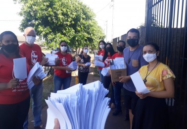 Missionários da RCC distribuem cartas com mensagens de carinho para moradores de Paranavaí